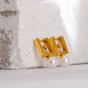 NWOT Classy/Elegant Stainless Steel Square Hoop Earrings 
Faux Pearls in Gold